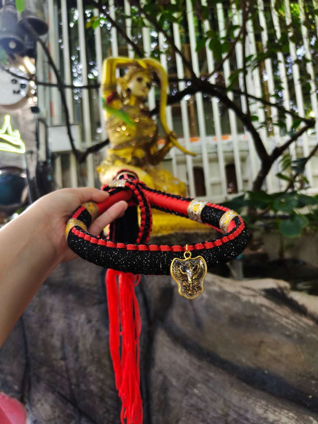 Mongkol tradicional con amuleto