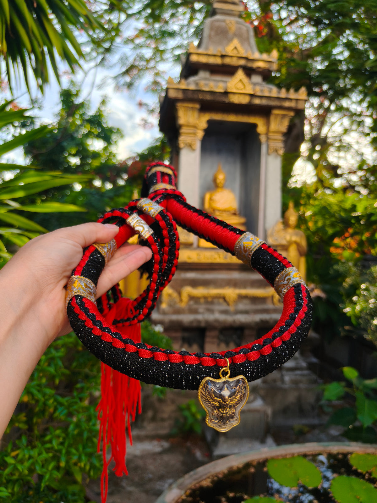 Mongkol tradicional con amuleto