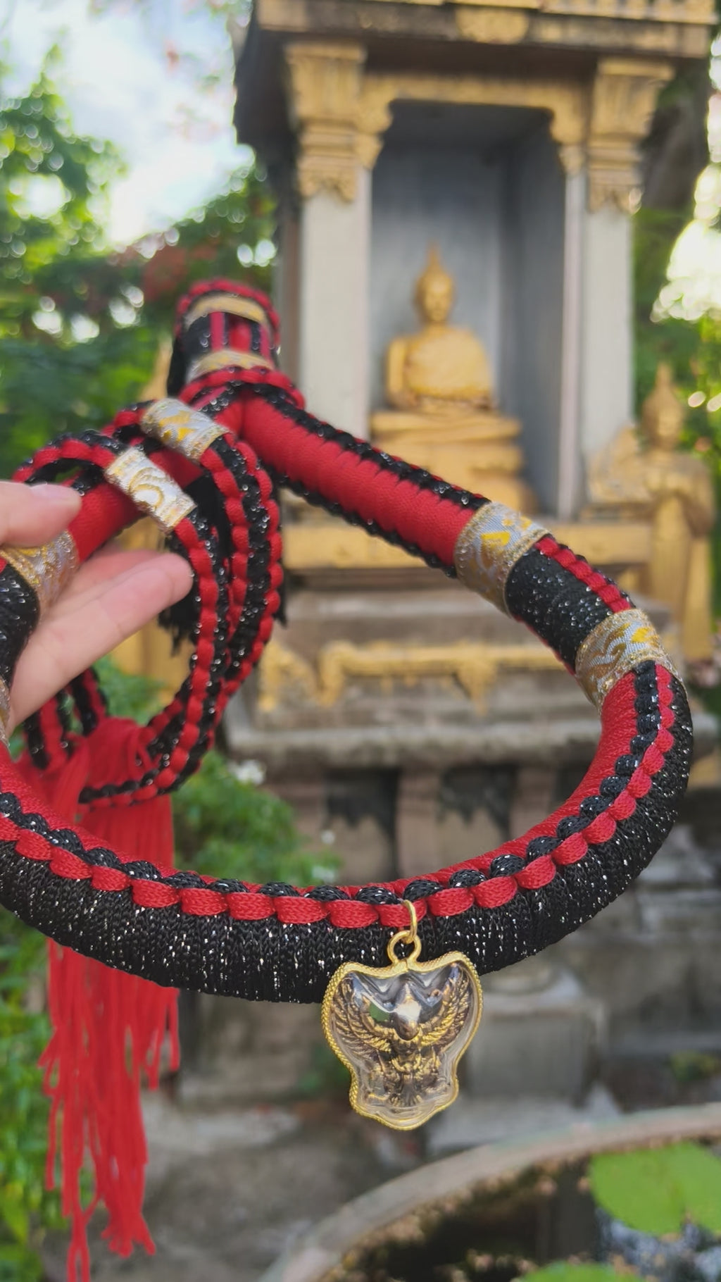 Mongkol tradicional con amuleto